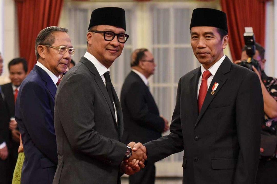 (Menteri Sosial yang baru Agus Gumiwang bersalaman dengan Presiden Jokowi) ANTARA FOTO/Hafidz Mubarak A.
