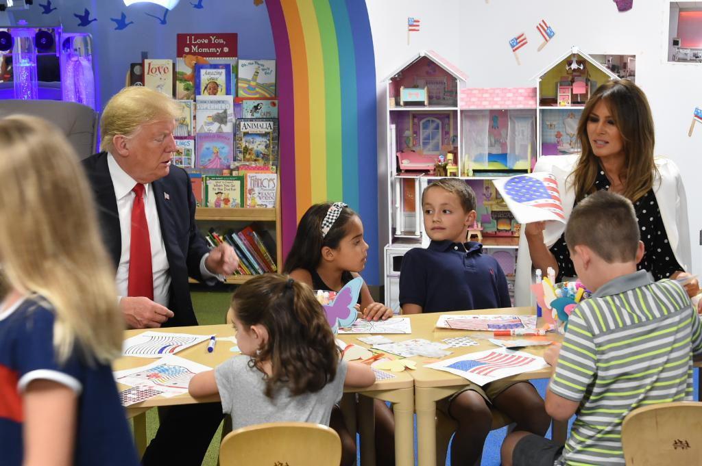 Wow! Presiden Donald Trump Salah Warnai Bendera Negaranya Sendiri