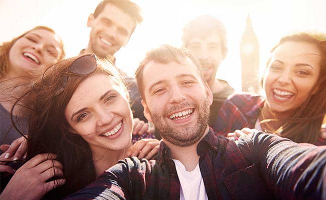 5 Cara ini Akan Menaikkan Derajatmu di Depan Teman-teman si Dia