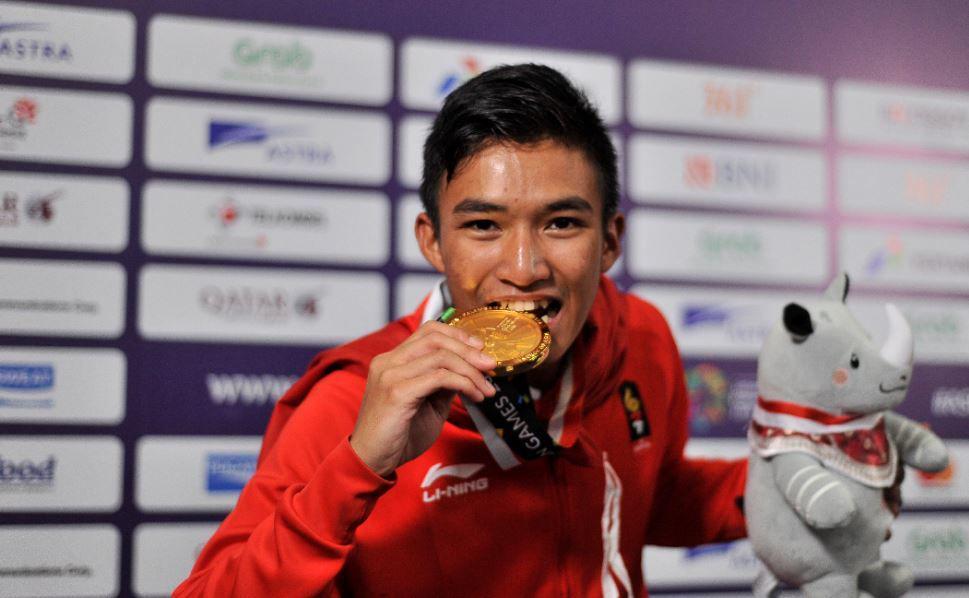 Ternyata Ini Alasan Kenapa Para Atlet Sering Menggigit Medali Emas