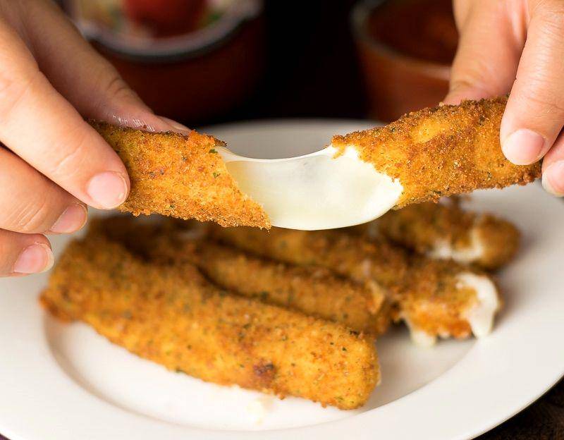 stik keju mozzarella (foxvalleyfoodie.com)