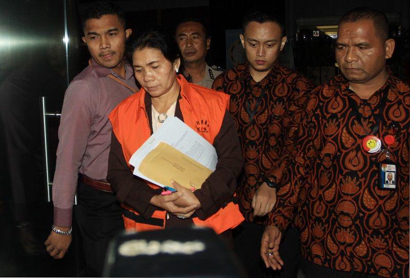 (Tersangka Hakim Adhoc Tipikor Pengadilan Negeri Medan, Merry Purba (tengah)) ANTARA FOTO/Reno Esnir