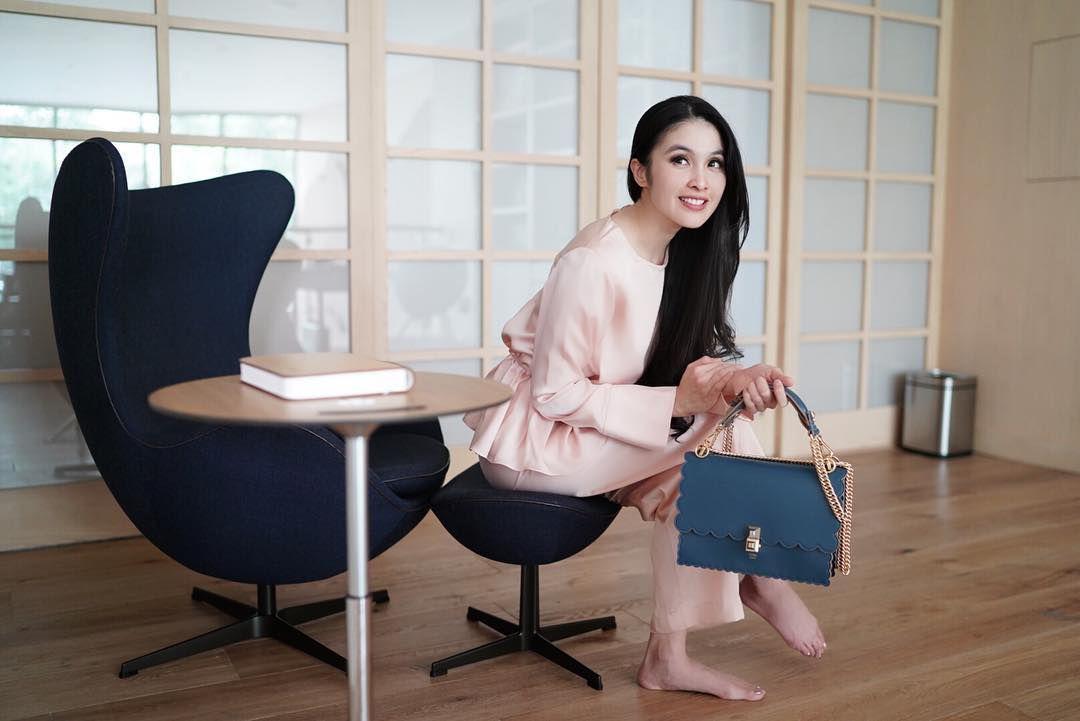 Simple Tapi Keren, Ini 9 Gaya OOTD ala Sandra Dewi