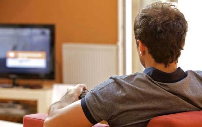 Menonton TV Tidak Selamanya Buruk, 5 Keuntungan Ini Bisa Kamu Dapatkan