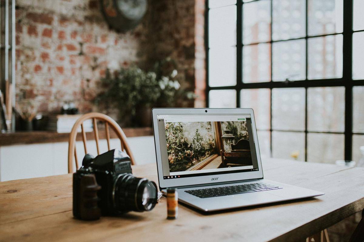 unsplash.com/Felix Russell-Saw