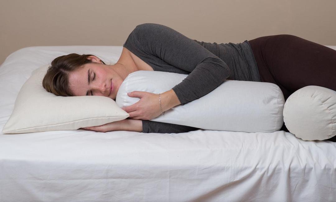 Kamu Tidur Memeluk Guling? Ini 5 Manfaatnya yang Bisa Kamu Dapatkan