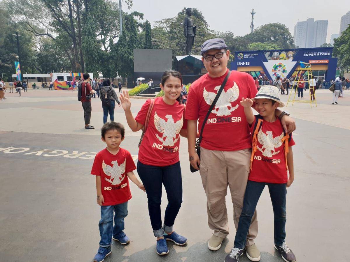 (Keluarga yang berkunjung ke Stadion Gelora Bung Karno) IDN Times/Uni Lubis