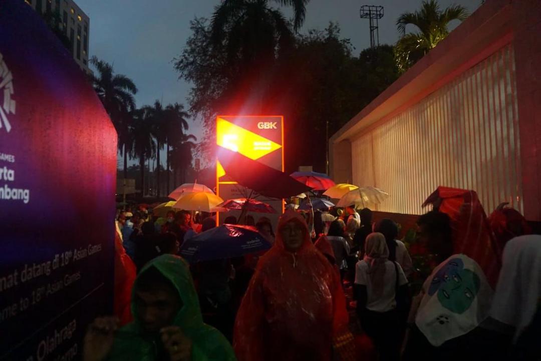 Ingin Nonton Penutupan Asian Games, Warga Antre Tiket Sejak Pagi