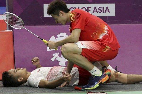 (Pebulu tangkis tunggal putra Cina Shi Yuqi (kanan) menghampiri pebulu tangkis tunggal putra Indonesia Anthony Sinisuka Ginting (kiri)) ANTARA FOTO/ INASGOC/Jessica Margaretha