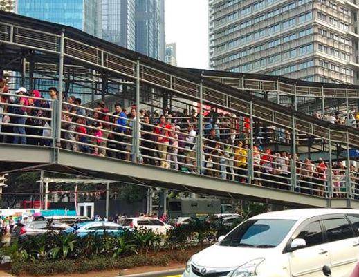 (Warga masih antre untuk memasukai stadion Gelora Bung Karno) www.instagram.com/@jktinfo