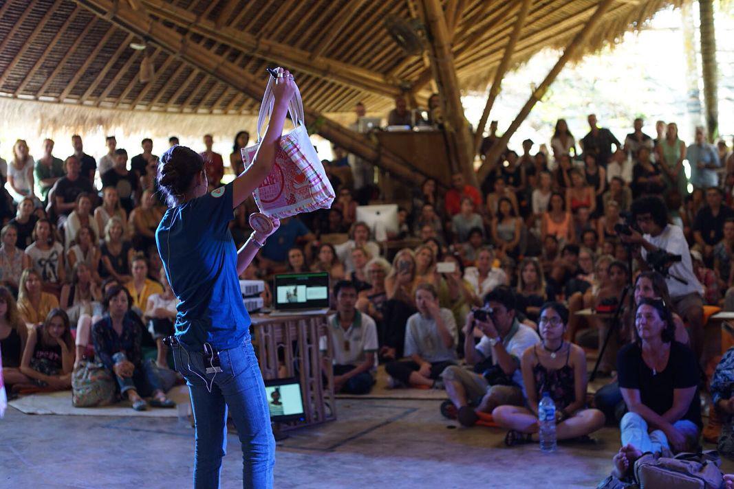 2 Gadis Bali Ciptakan Organisasi Anti Kantong Plastik yang Mendunia