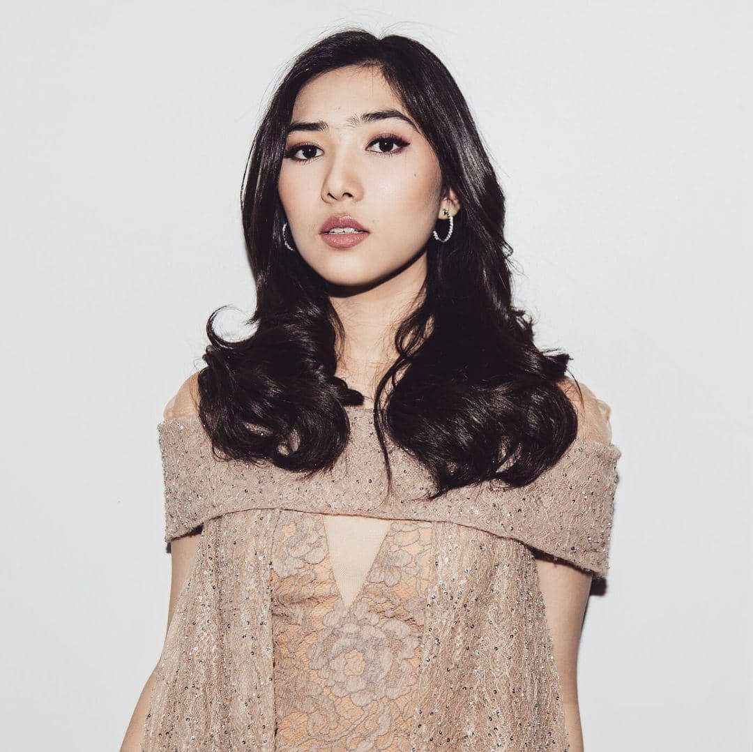 10 Gaya Panggung Isyana Sarasvati yang Gak Ngebosenin, Manis!