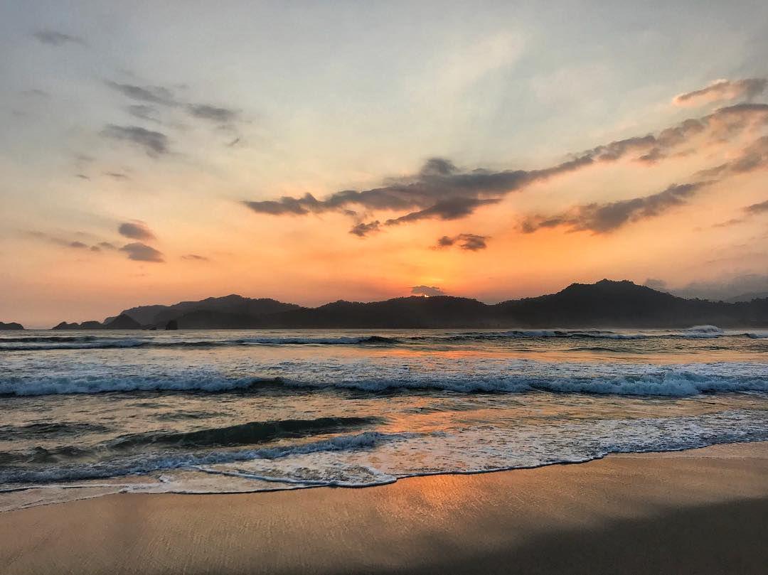 6 Potret Kecantikan Pantai Pulau Merah, Harus Dikunjungi!