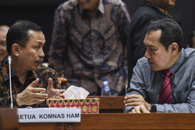 (Wakil Ketua KPK Saut Situmorang (kanan)) ANTARA FOTO/Hafidz Mubarak