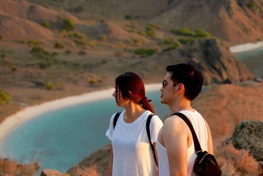 Kembali Pamer Kemesraan, 8 Potret Manis Rezky Aditya & Kekasih di NTT