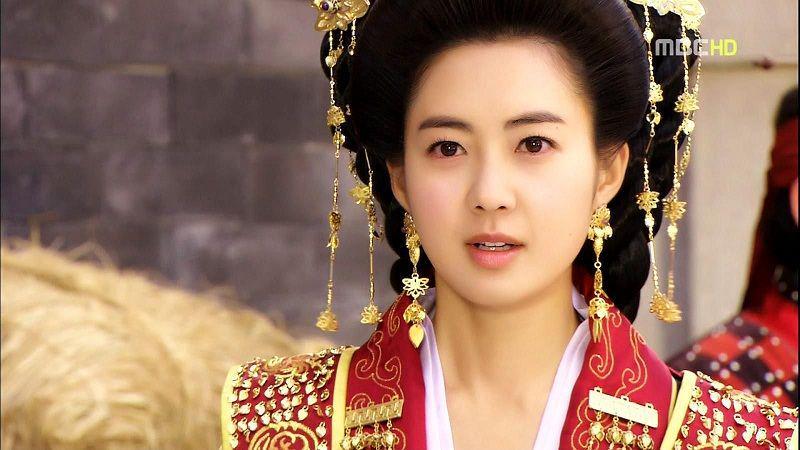 Gak Cuma Wanita Karier, 6 Aktris Ini Sukses Perankan Ratu di KDrama