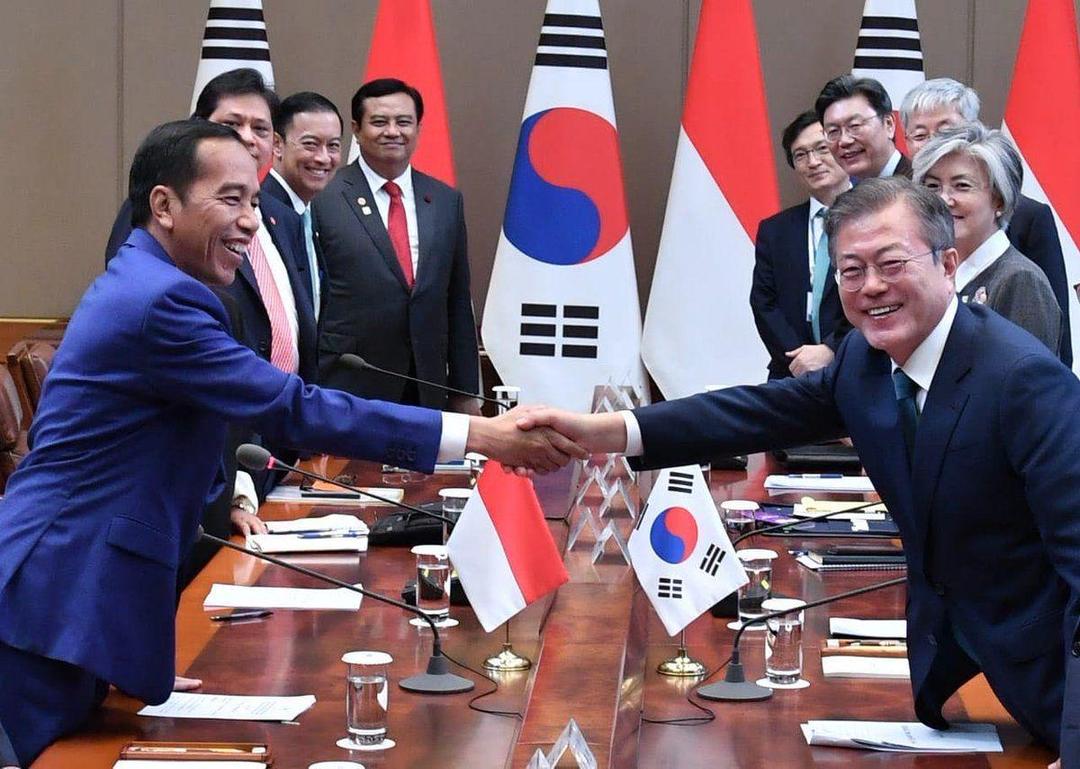 (Presiden Joko Widodo dan Moon Jae-In bersalaman usai pertemuan bilateral) www.twitter.com/@jokowi