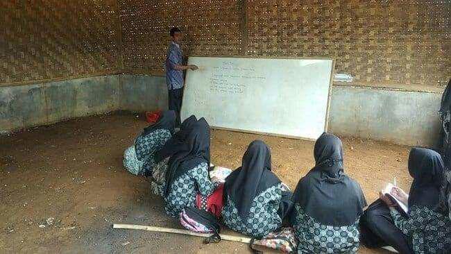 Miris, Siswa MTs di Lebak Belajar Sambil Duduk Beralaskan Tanah