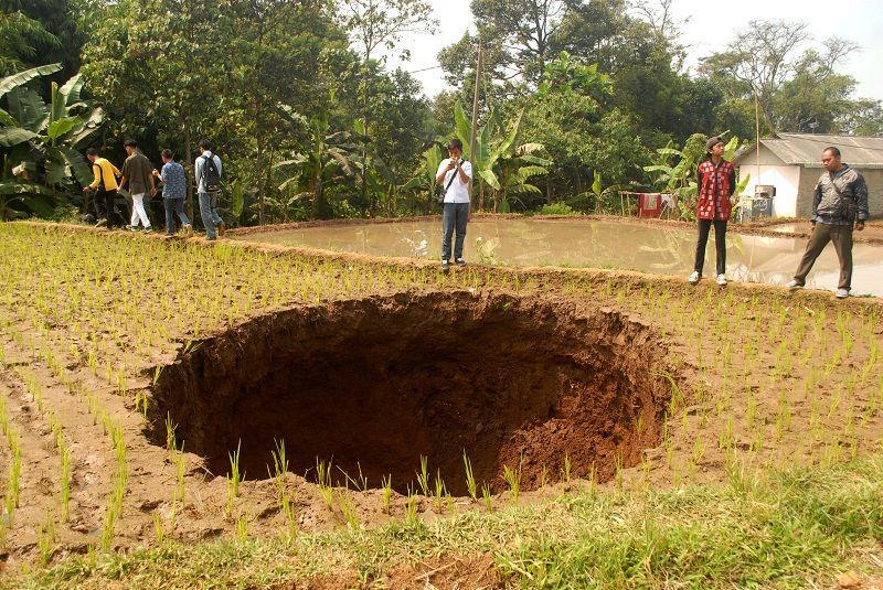 Bikin Geger Warga, Ini Penjelasan Fenomena 'Sinkhole' di Sukabumi