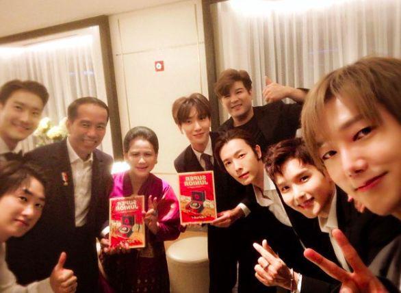 (Presiden Jokowi, Ibu Iriana dan Super Junior) www.instagram.com/@xxteukxx