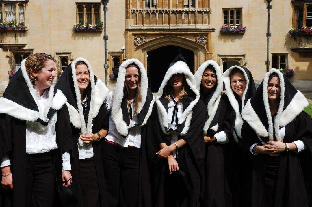 10 Toga Wisuda Paling Unik dari Berbagai Universitas di Dunia!
