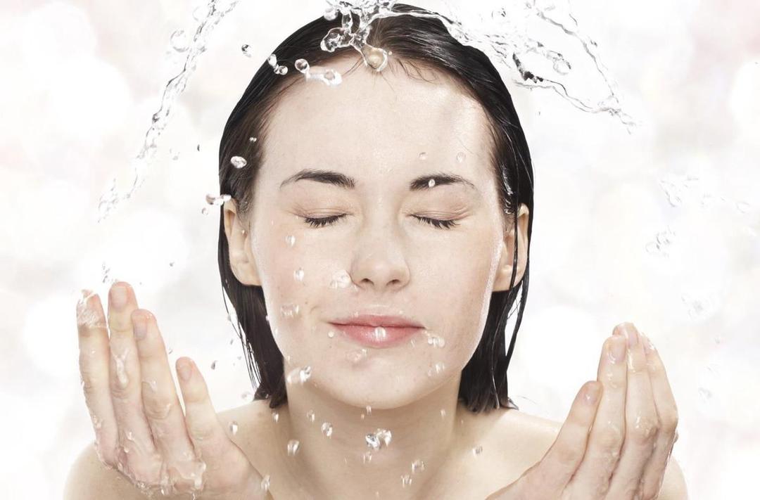 Cuma 10 Menit, Ini 5 Tips Mencuci Muka Sebelum Tidur yang Tepat