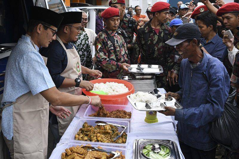 (Bakal calon Wakil Presiden Sandiaga Uno dan Ketua Umum PP Pemuda Muhammadiyah Dahnil Anzar Simanjuntak) ANTARA FOTO/Hafidz Mubarak A
