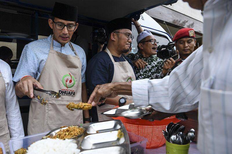(Bakal calon Wakil Presiden Sandiaga Uno dan Ketua Umum PP Pemuda Muhammadiyah Dahnil Anzar Simanjuntak ) ANTARA FOTO/Hafidz Mubarak A