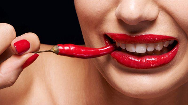 15 Potret Orang Indonesia Makan Harus Pakai Sambal, Jadi Lebih Nikmat