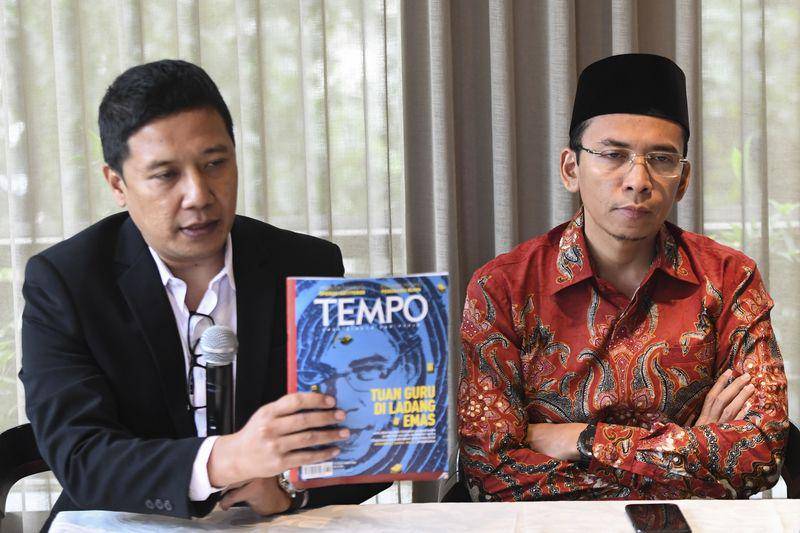 (Muhammad Zainul Majdi <kanan> saat menggelar jumpa pers) ANTARA FOTO/Hafidz Mubarak A.