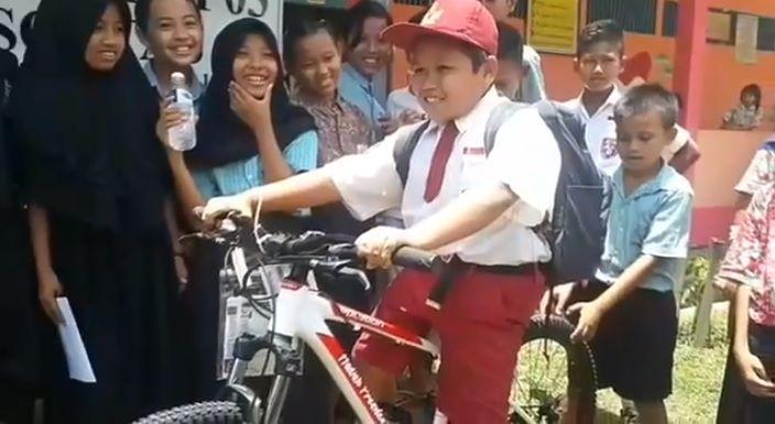 Hore! Nursaka si Bocah Pelintas 2 Negara Dapat Sepeda dari Jokowi