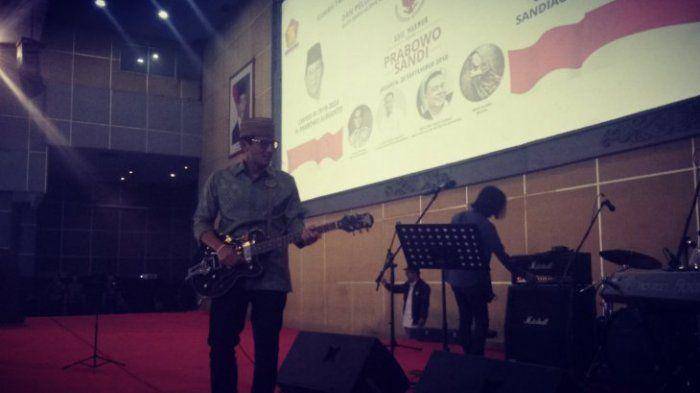 (Calon Wapres Sandiaga Uno ketika memainkan gitar) Susylo Asmalyah/ANTARA