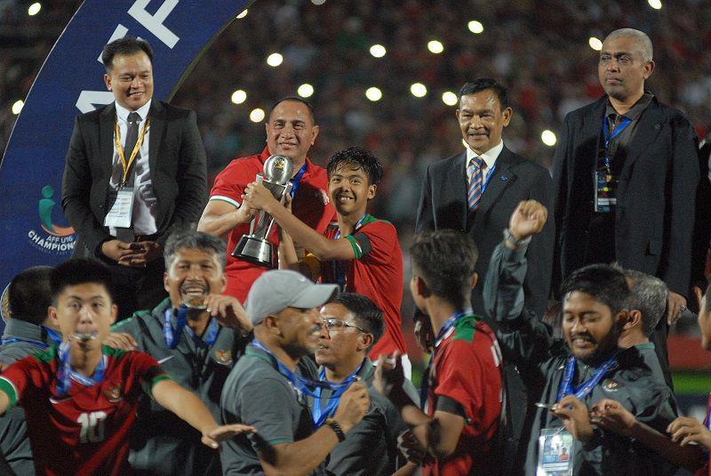 (Ketua Umum PSSI Edy Rahmayadi (kedua kiri) menyerahkan Piala AFF U-16 kepada pesepak bola Indonesia David Maulana (tengah)) ANTARA FOTO/M Risyal Hidayat