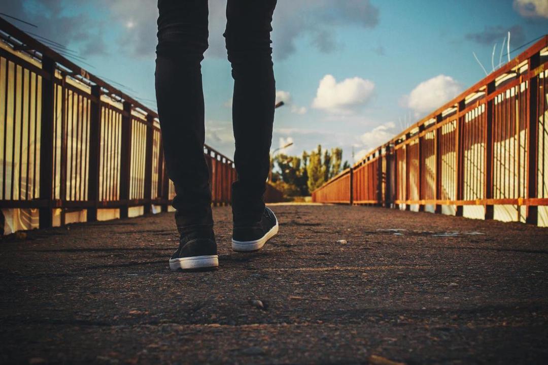 Kenapa Kita Tidak Bisa Dengar Suara Langkah Kaki Sendiri? Ini Faktanya