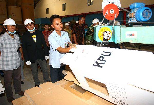 Produksi kotak bilik suara pada Pemilu 2019. (AntaraFoto)