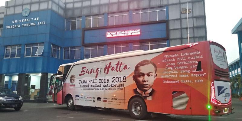 (Bus yang digunakan untuk roadshow musikal BHACA) Perkumpulan Bung Hatta Award