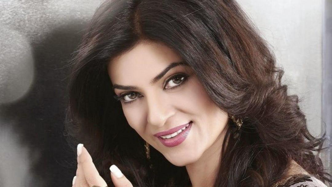 Diisukan Kencan dengan Brondong, Ini 9 Potret Si Manis Sushmita Sen