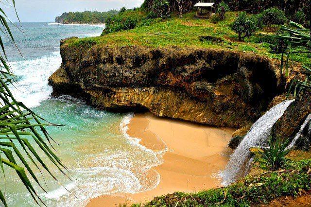 5 Pantai di Jawa Timur Ini Punya Air Terjun Langsung Jatuh ke Laut