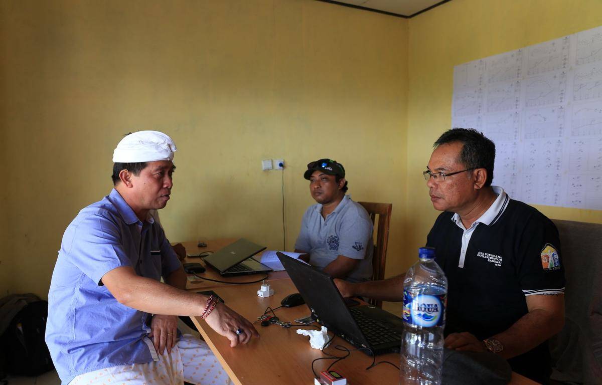 Bupati Klungkung, I Nyoman Suwirta, melakukan sidak sambil mengenakan udeng dan baju biru. (Dok.IDN Times/Istimewa)