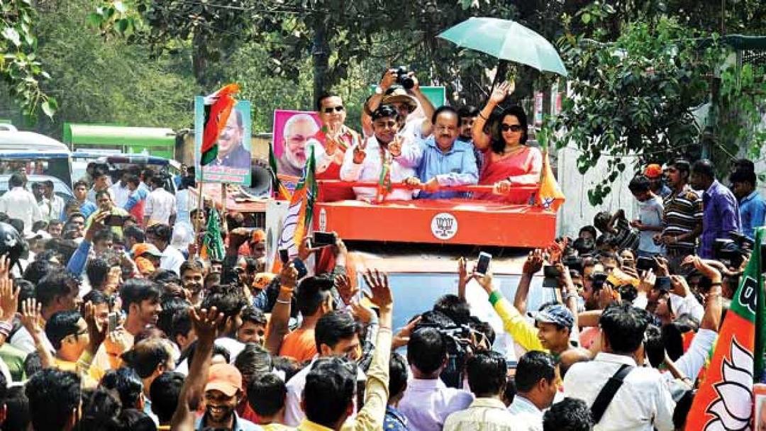 Gak Cuma Indonesia, 7 Artis Bollywood Ini Juga Terjun ke Dunia Politik