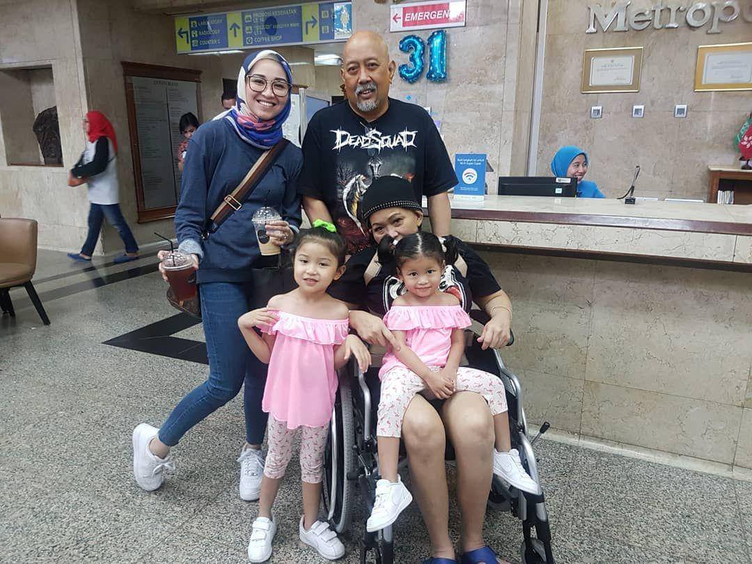 (Indro Warkop bersama almarhum istri, anak dan cucunya) Instagram/@hada9