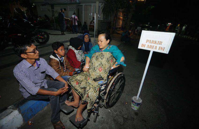 Pasien dievakuasi saat gempa mengguncang Situbondo (ANTARA FOTO/Saiful Bahri)