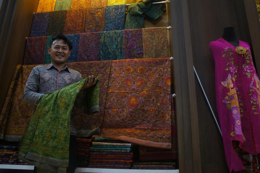 Bila Lolos Uji Coba, Dior Akan Order 1.000 Meter Kain Endek Bali