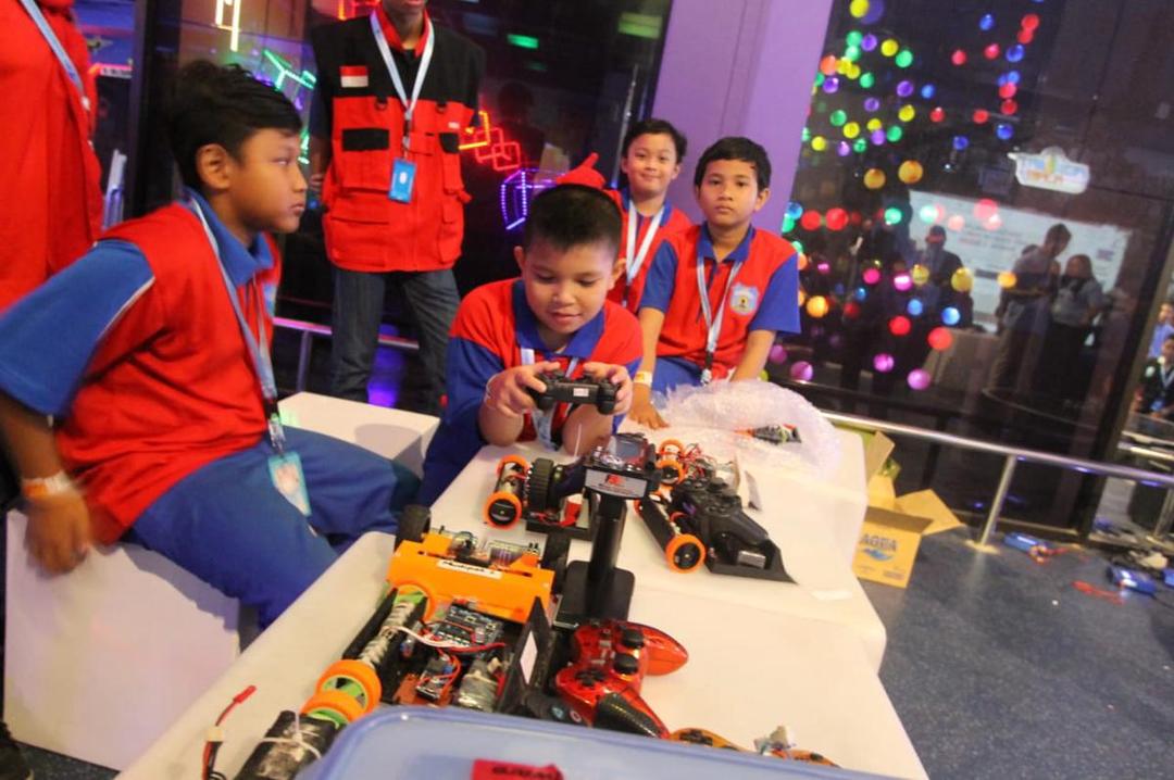 Ilustrasi. Siswa sekolah mengikuti lomba inovasi robotika. IDN Times/Habil Misbacul Amal