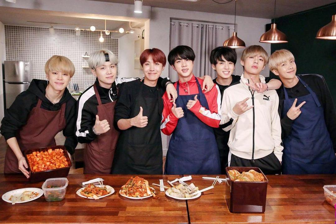 [QUIZ] Siapa Member BTS yang Cocok Diajak Dinner Berdasarkan Makanan Favoritmu?