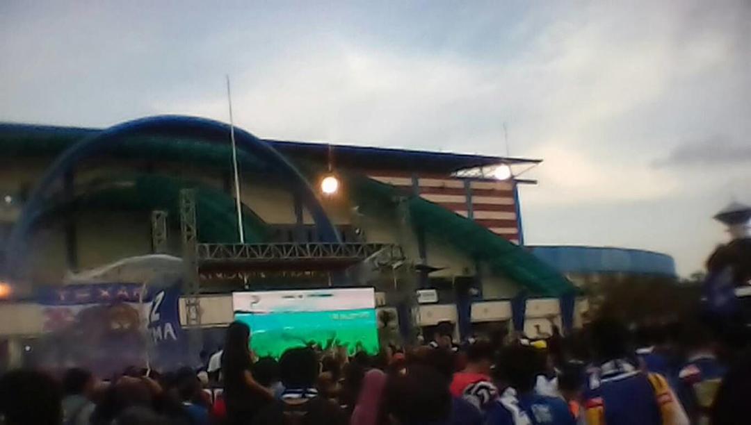 Kena Sanksi PSSI, Ribuan Aremania Nobar di Luar Stadion Kanjuruhan