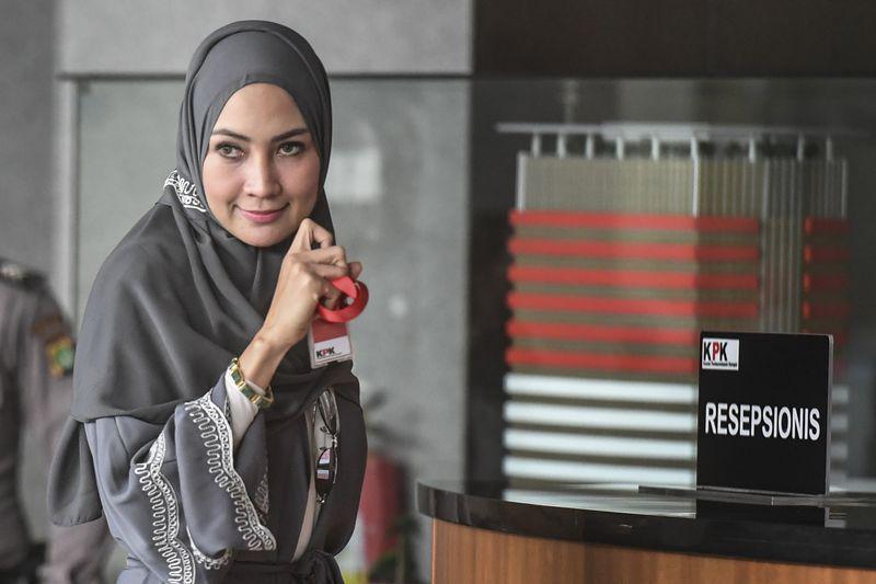Steffy Burase Akhirnya Akui Dekat dengan Gubernur Aceh Irwandi Yusuf