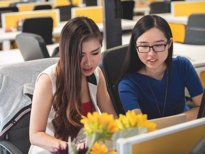 6 cara menghargai orang lain yang bisa diterapkan di dunia kerja