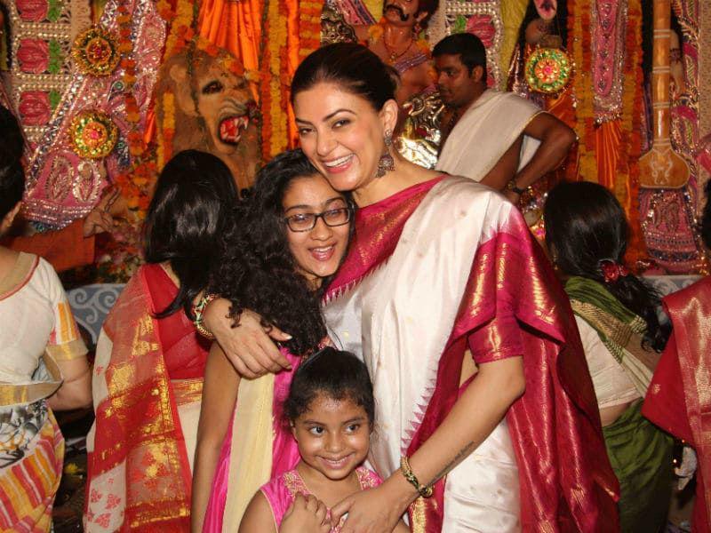 Super Mom! 10 Momen Manis Sushmita Sen Bersama Dua Putri Adopsinya