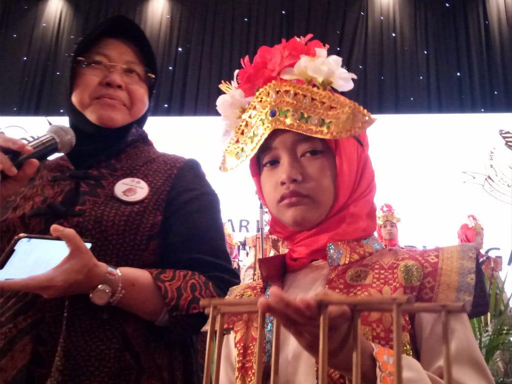 Aisyah Menangis di Hadapan Risma, Lho Kenapa?